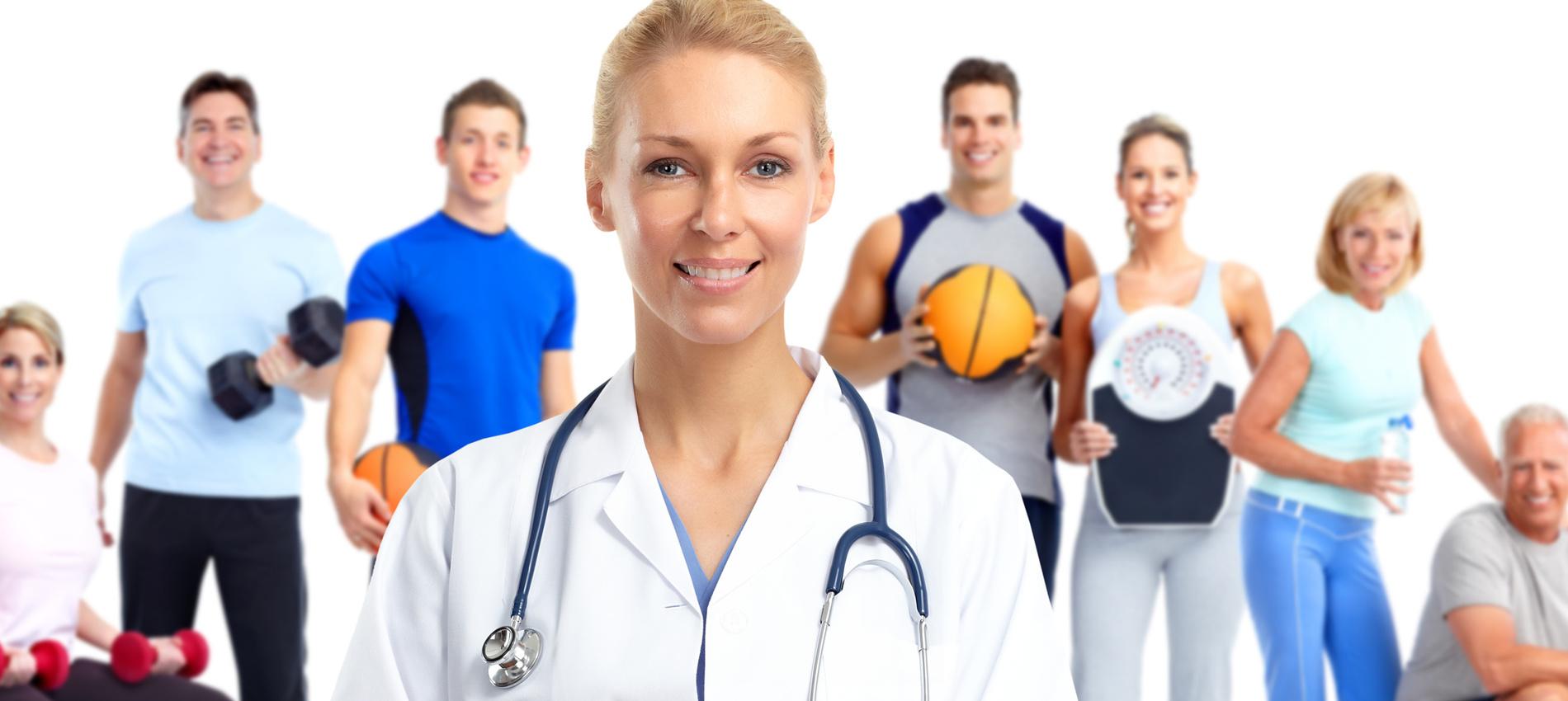 Ärztin mit Stethoskop hält Notizen vor einer Gruppe sportlicher Menschen in Fitnesskleidung.