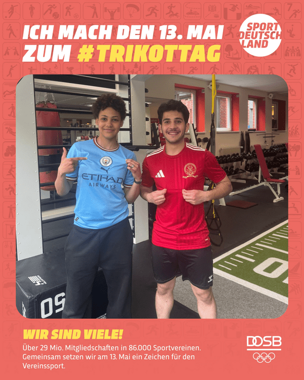 Zwei Personen zeigen stolz ihre Trikots der Lieblingsvereine
