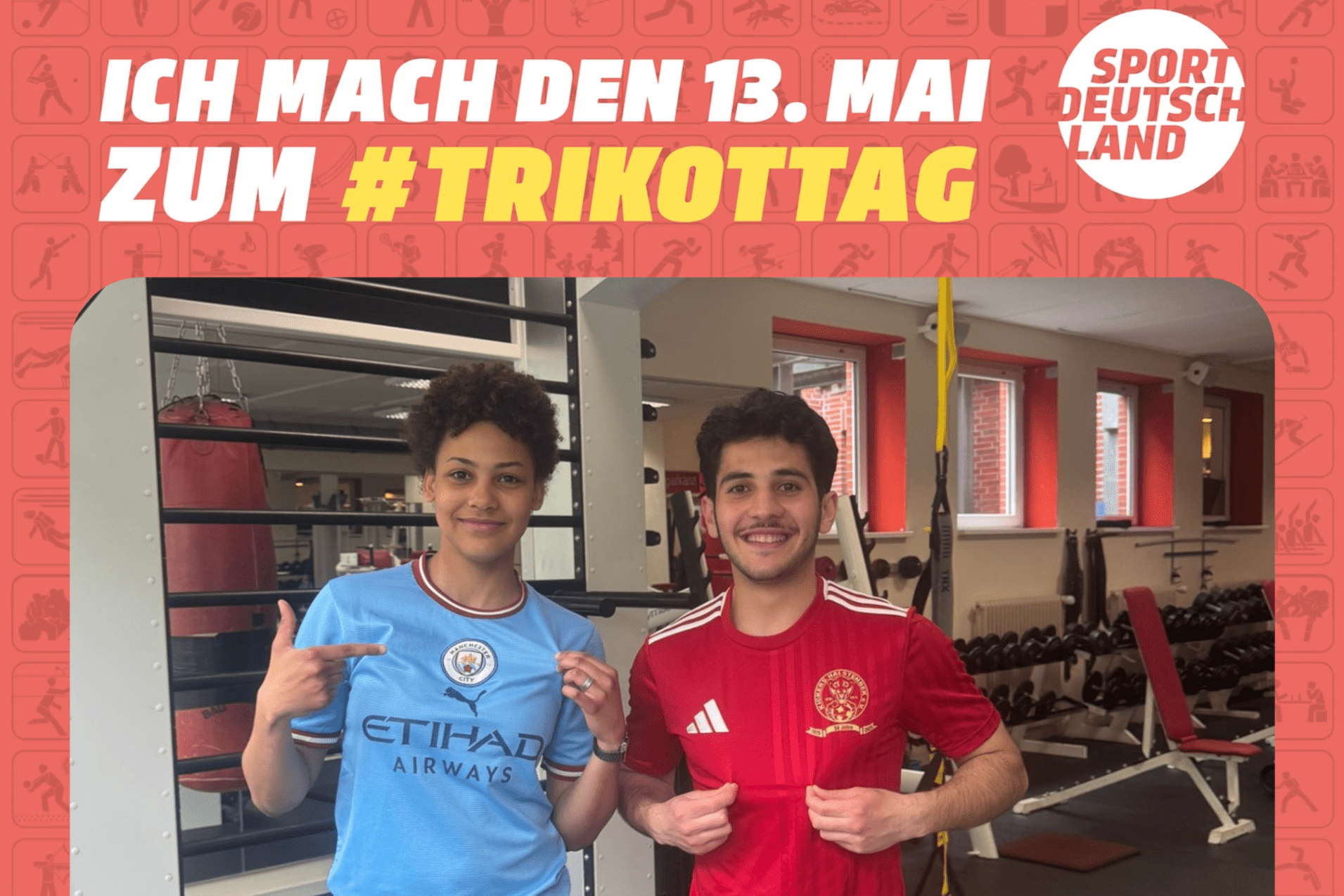 Zwei Personen zeigen stolz ihre Trikots der Lieblingsvereine