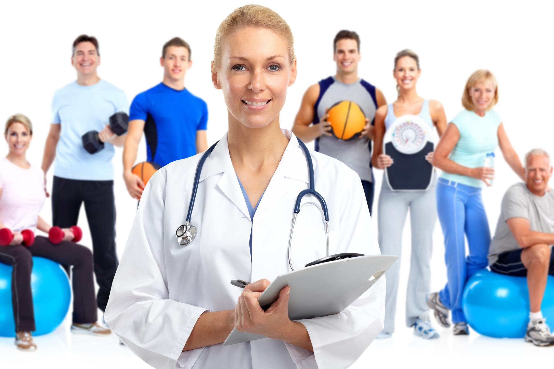 Ärztin mit Stethoskop hält Notizen vor einer Gruppe sportlicher Menschen in Fitnesskleidung.